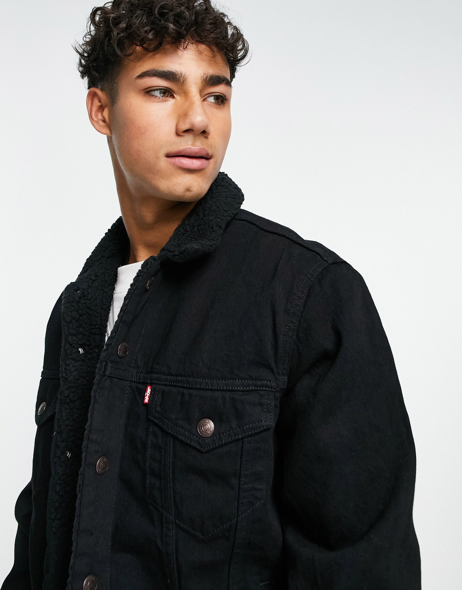 Куртки-рубашки Levi's Sherpa trucker jacket in black 201440690 купить в ...